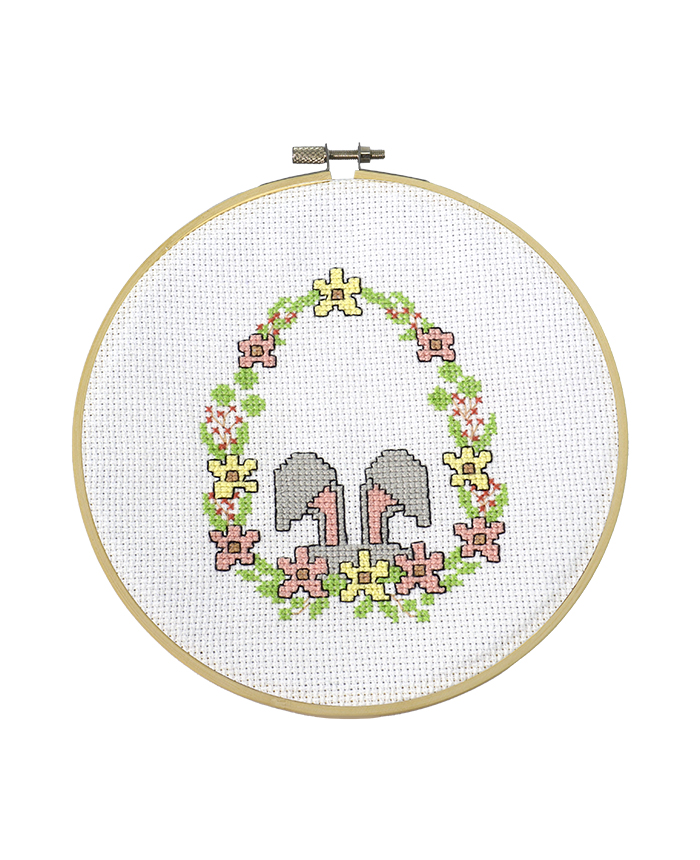 Bordado Ponto Cruz – Orelhinhas com Flores