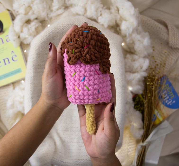 Picolé de morango com calda de chocolate