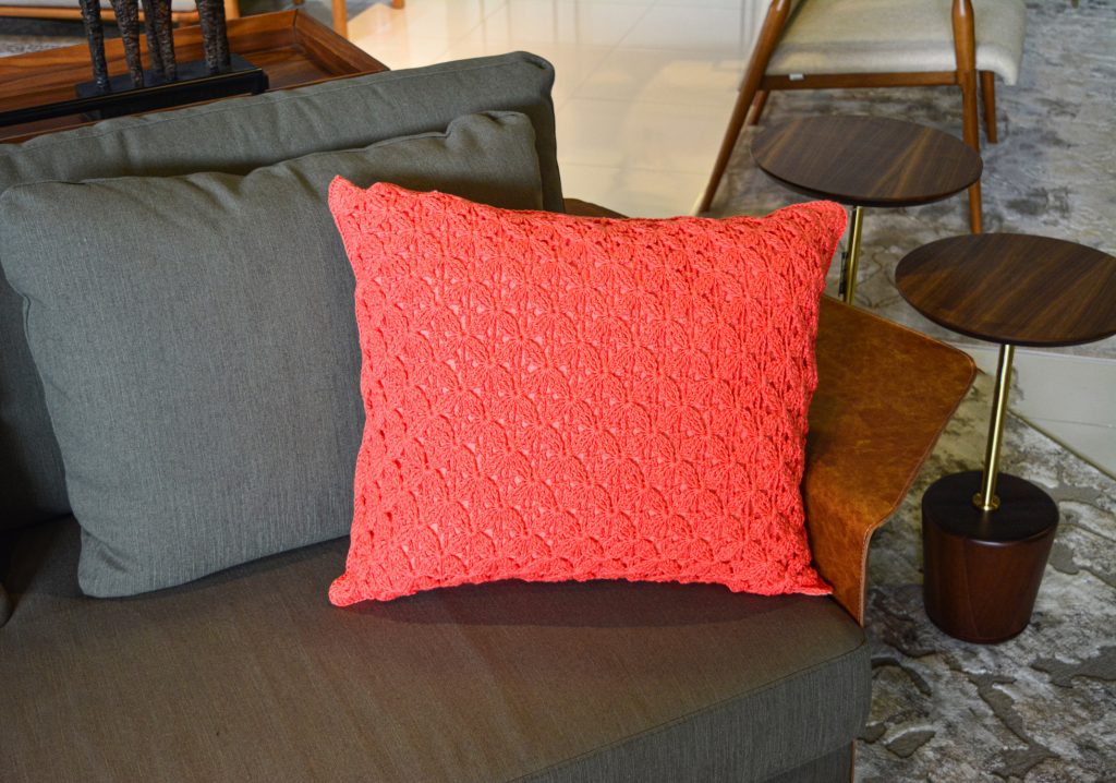 almofada coral basic quarto conforto e elegância