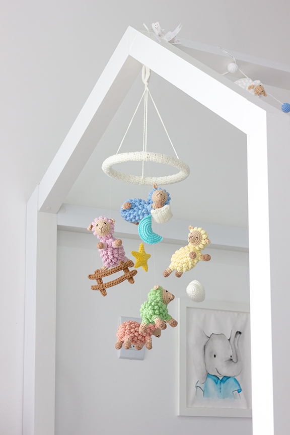 amigurumi na decoração do quarto de bebê