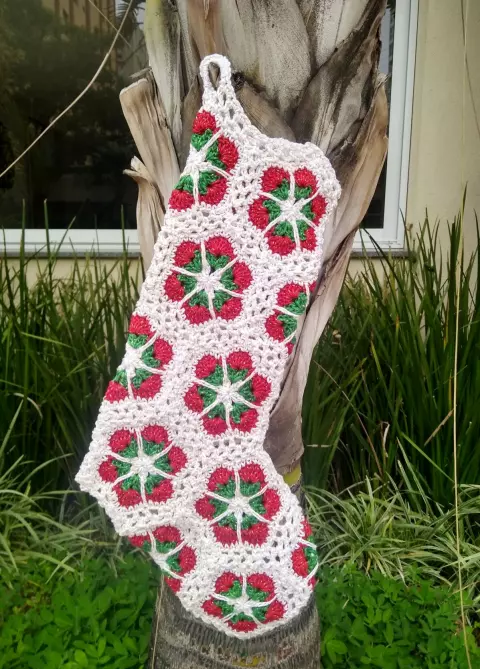 Meia de Papai Noel em Flores Africanas