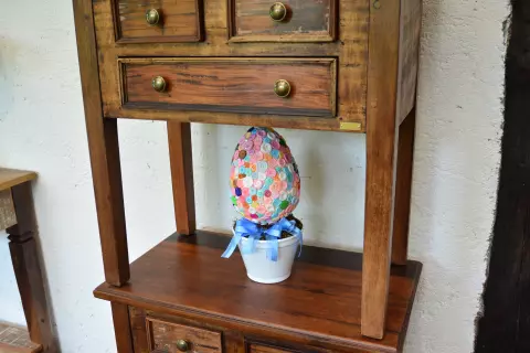 Ovo decorado com botões e pérolas