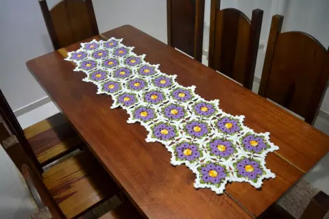 Trilho de Mesa Duna com Flores Lilases