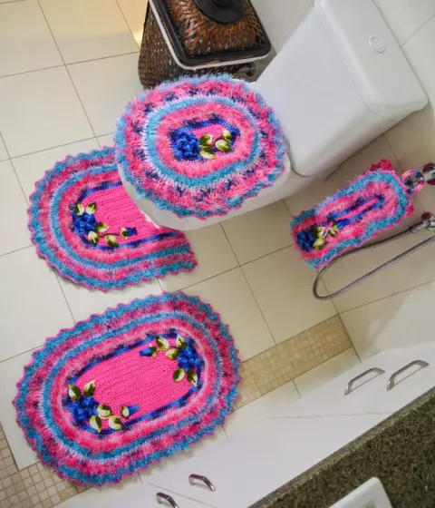JOGO DE BANHEIRO MULTICOLORIDO COM FLORES AZUIS