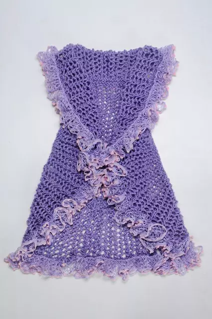 Colete com Babado de Pom Pom