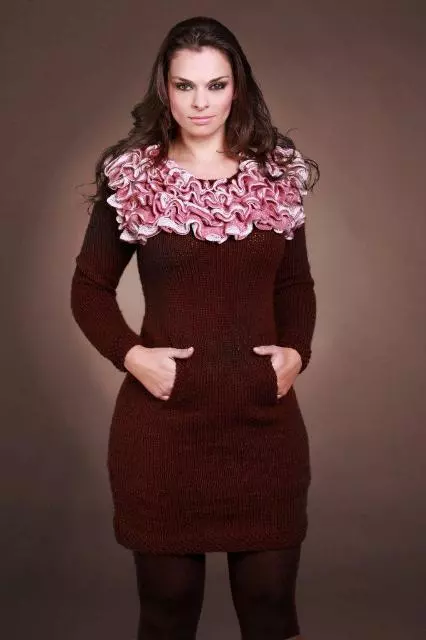Vestido Marrom com Gola Rosa