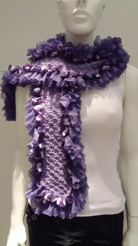 Cachecol roxo renda tricô com sensual frufru