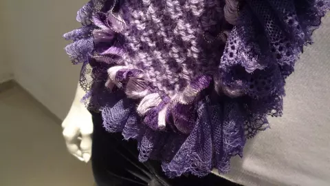 Cachecol roxo renda tricô com sensual frufru