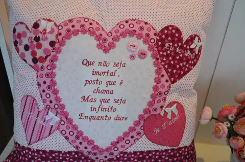 Almofada Bordada Corações