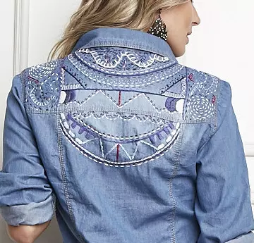 Camisa jeans bordada nas costas