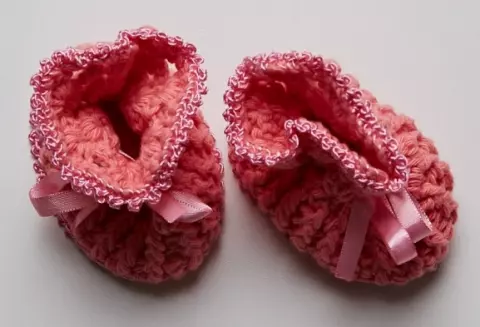 Sapatinho em Crochê Rosa