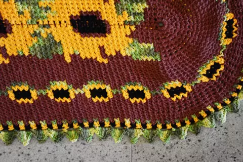 Tapete Max Oval Marrom com Flores Amarelas