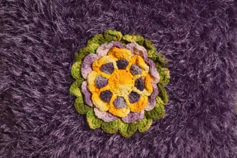 Almofada Lilás com Flor Amarela