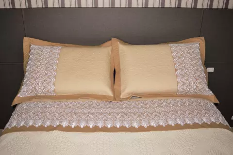 Jogo de Cama Bege Com Guipure