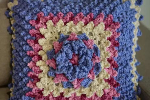 Almofada Max Azul e Rosa Picôs
