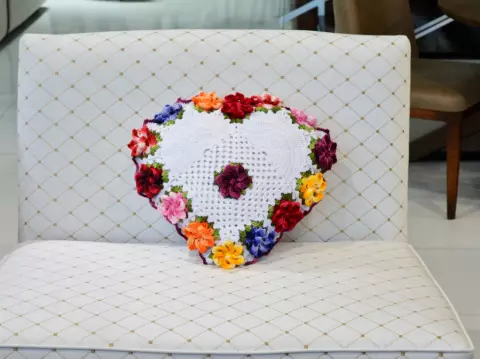 Almofada Coração Duna Branca com Flores Coloridas