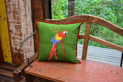 Almofada Bordado Arara
