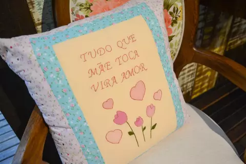 Almofada Mãe com pintura e bordado