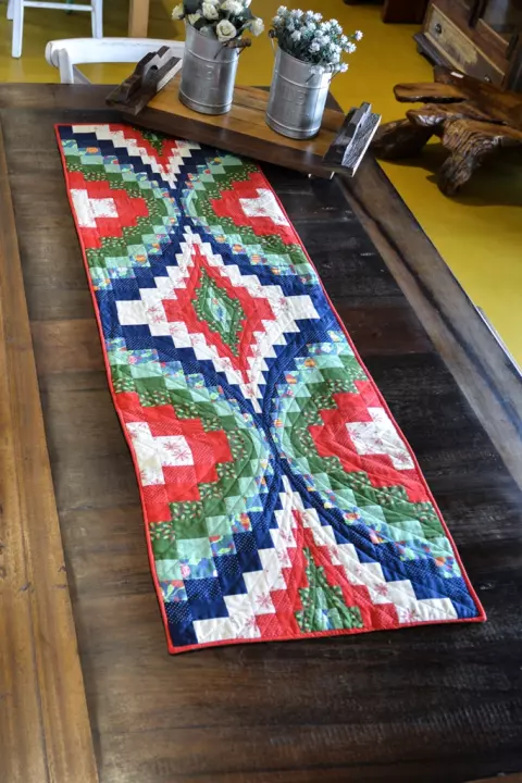 TRILHO DE MESA NATALINO TÉCNICA BARGELLO
