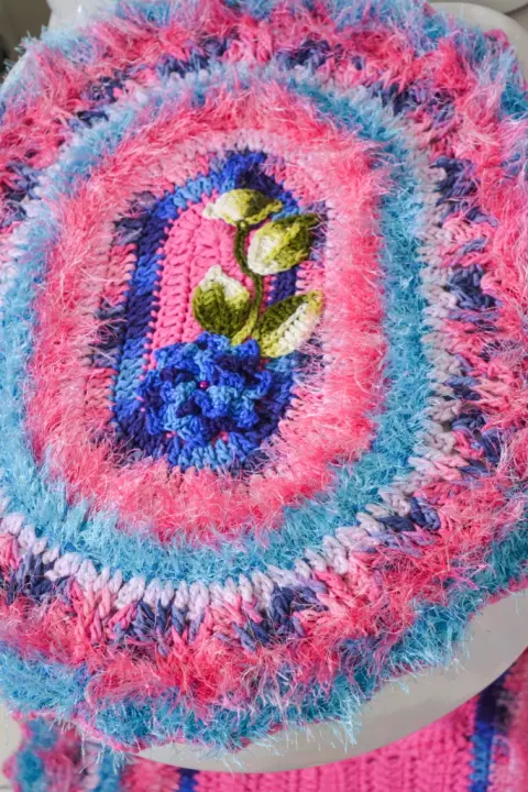 JOGO DE BANHEIRO MULTICOLORIDO COM FLORES AZUIS