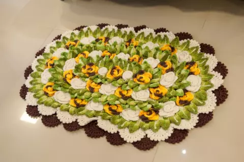 Tapete Oval com Muitas Flores e Folhas