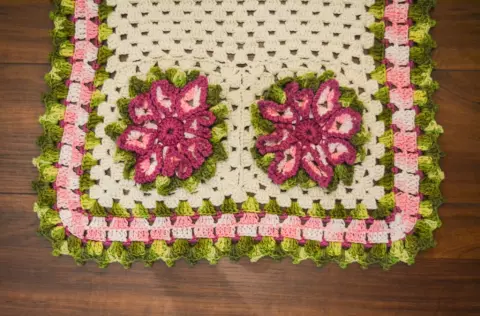 Tapete Natural com Flores Roxas