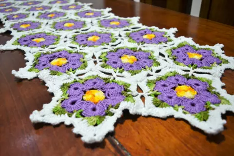 Trilho de Mesa Duna com Flores Lilases