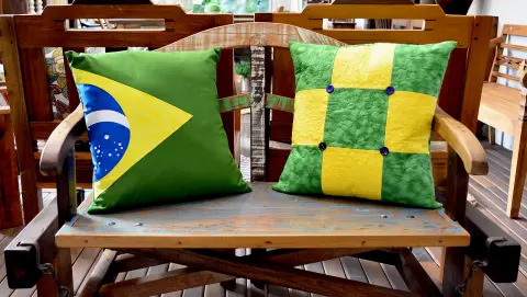 Almofada verde e amarela