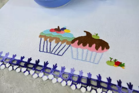 Pano de Prato Bordado Cupcakes