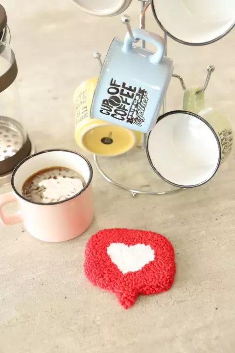 Porta-copos Emoji com coração Punch Needle