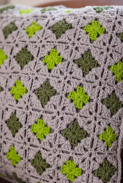Almofada Cinza e em Tons de Verde