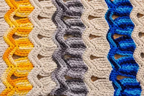 Caminho de Mesa com Ondas Coloridas
