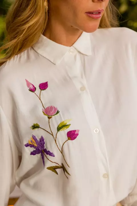 Bordado Livre – Camiseta Floral
