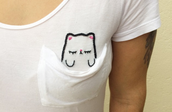 Camiseta com gatinho bordado