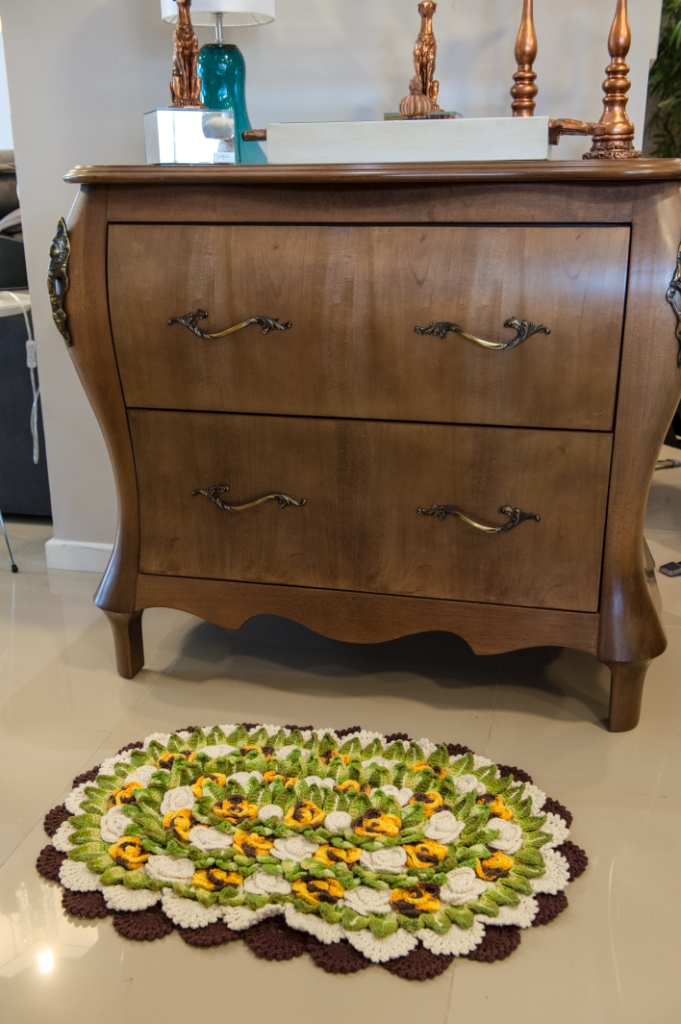 Tapete Oval com Muitas Flores e Folhas