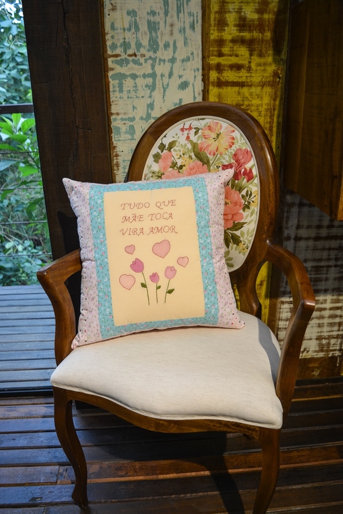 Almofada Mãe com pintura e bordado