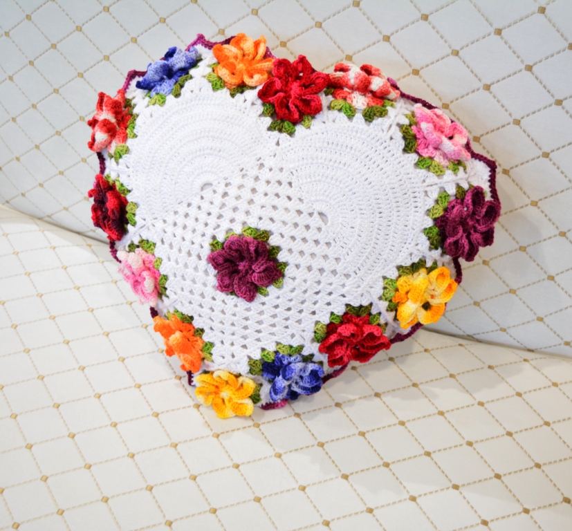 Almofada Coração Duna Branca com Flores Coloridas