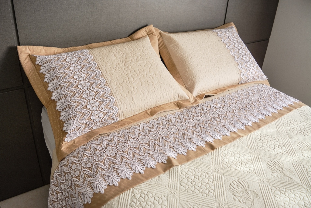 Jogo de Cama Bege Com Guipure