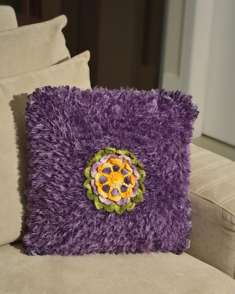 Almofada Lilás com Flor Amarela