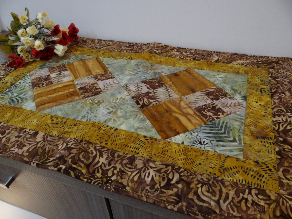 Trilho Batik Marrom e Mostarda