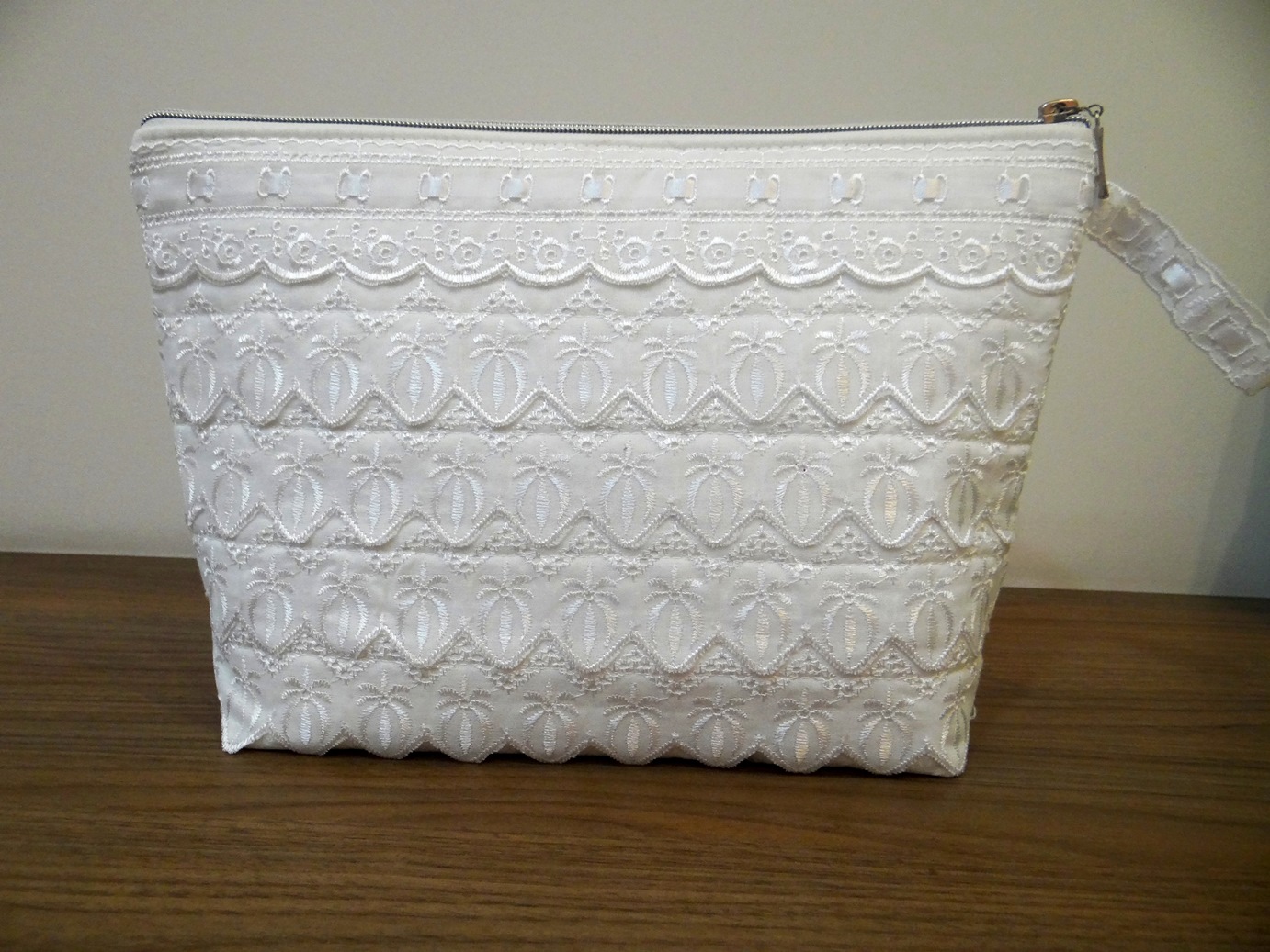 Necessaire Bordado Inglês