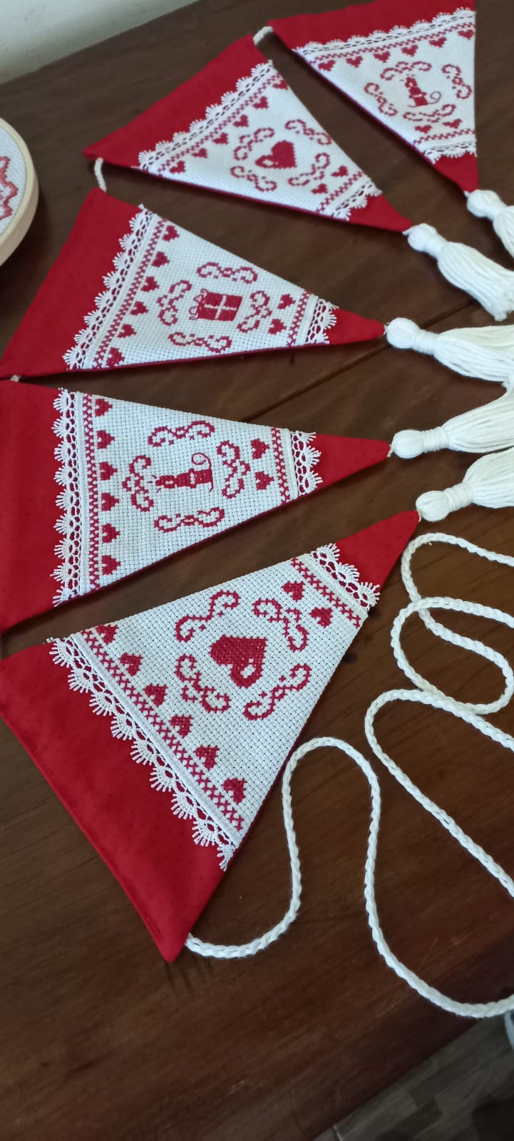 Bandeirolas Decorativas com Ponto Cruz