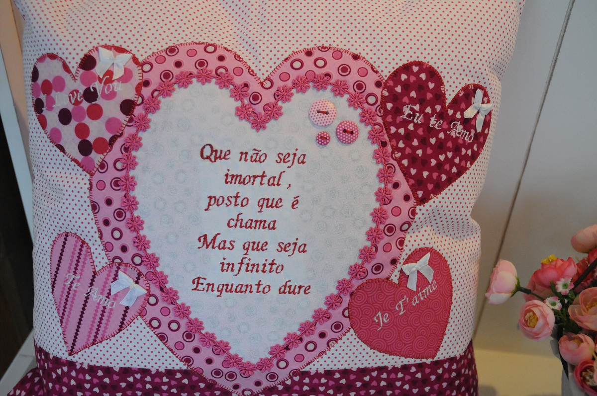 Almofada Bordada Corações