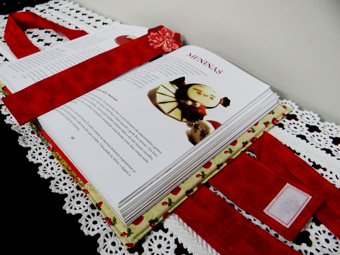 Capa de livro com marca páginas
