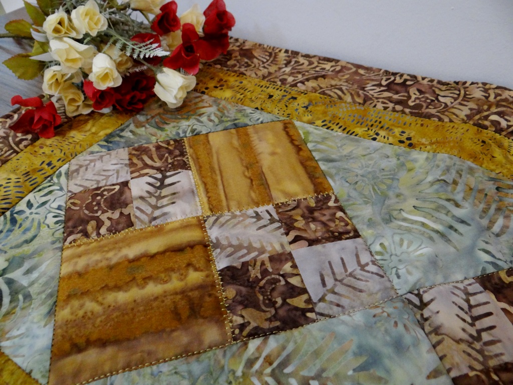 Trilho Batik Marrom e Mostarda