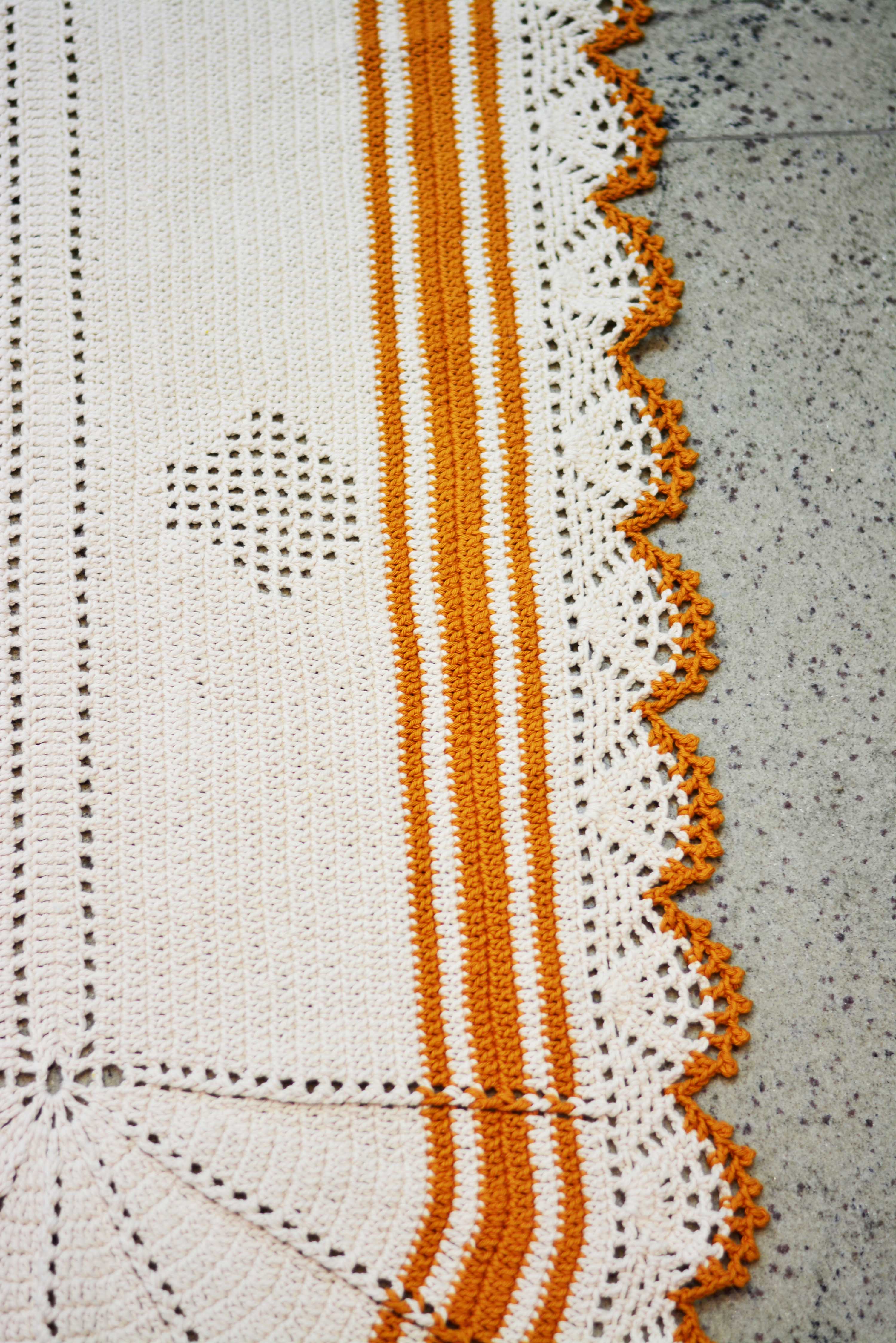 Tapete Oval Cru e Amarelo