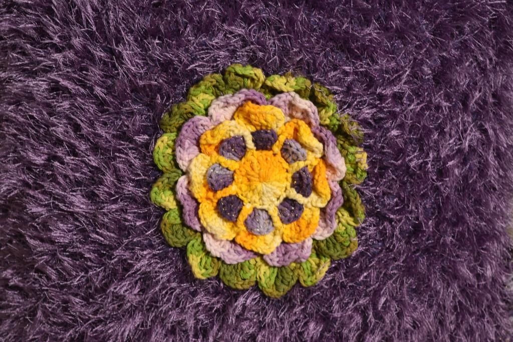 Almofada Lilás com Flor Amarela