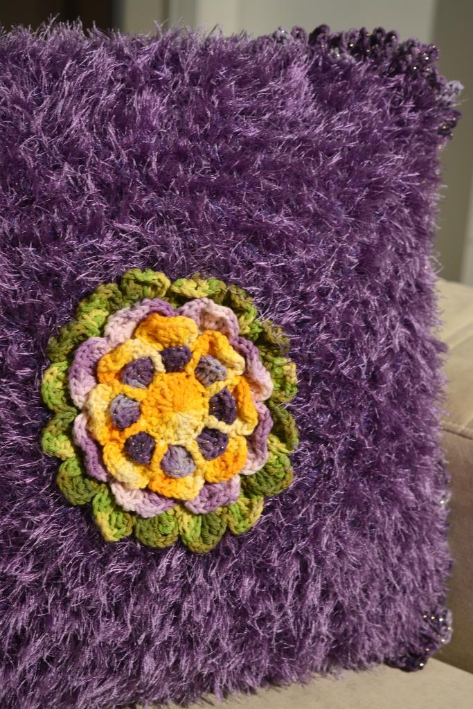 Almofada Lilás com Flor Amarela