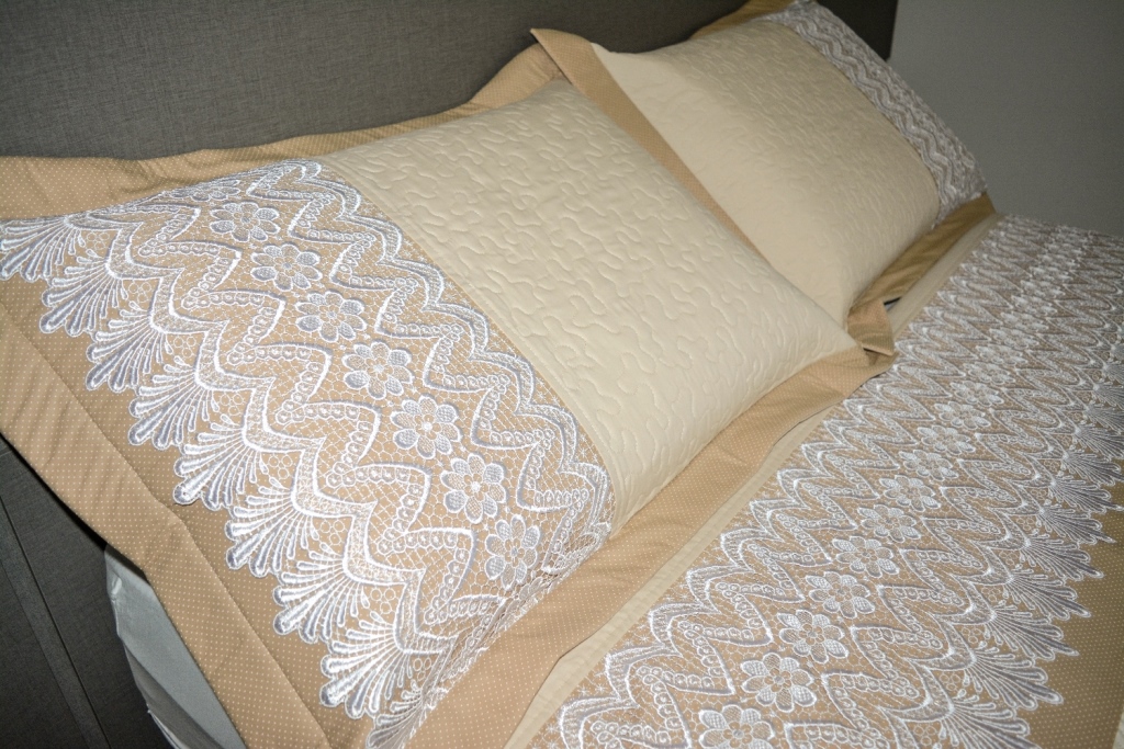 Jogo de Cama Bege Com Guipure