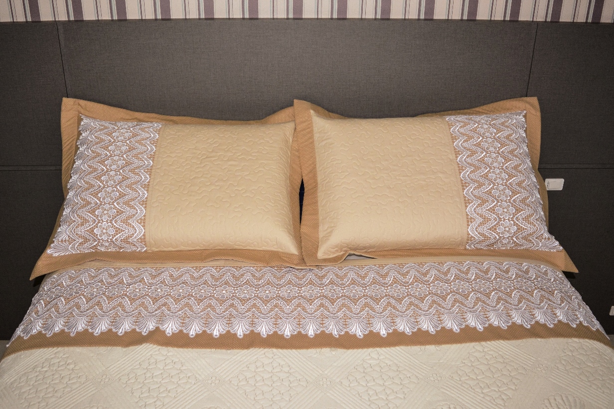 Jogo de Cama Bege Com Guipure